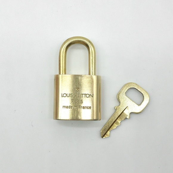 🍓LV Lock and Key #301 - Picture 2 of 3